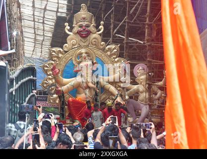 Mumb Ai, Indien. August 2024. MUMBAI, INDIEN – 24. AUGUST: Devotees tragen ein Idol des Lords Ganesha durch die Straße vor dem Ganesh Chaturthi Festival am 24. August 2024 in Mumbai, Indien. (Foto: Bhushan Koyande/Hindustan Times/SIPA USA) Credit: SIPA USA/Alamy Live News Stockfoto