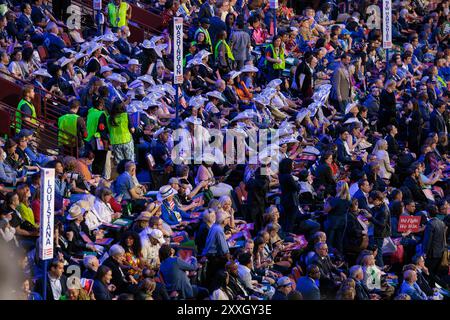 Chicago, USA. August 2024. Die Delegierten der Democratic National Convention in Chicago, Illinois, tragen am 19. August 2024 passende beleuchtete Hüte. Quelle: SIPA USA/Alamy Live News Stockfoto