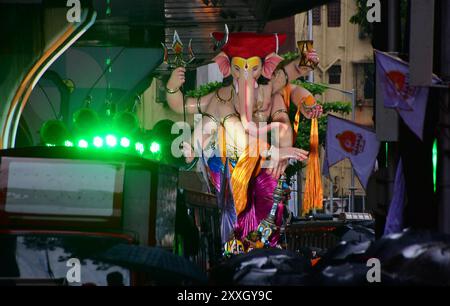 Mumb Ai, Indien. August 2024. MUMBAI, INDIEN – 24. AUGUST: Devotees tragen ein Idol des Lords Ganesha durch die Straße vor dem Ganesh Chaturthi Festival am 24. August 2024 in Mumbai, Indien. (Foto: Bhushan Koyande/Hindustan Times/SIPA USA) Credit: SIPA USA/Alamy Live News Stockfoto