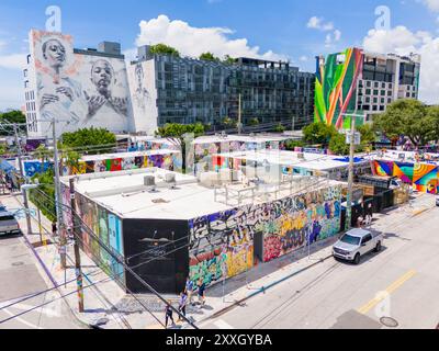 Miami, FL, USA - 22. August 2024: Unternehmen und Kunstgalerien voller Kunst und Graffiti-Wandmalereien Wynwood Miami Summer Stockfoto