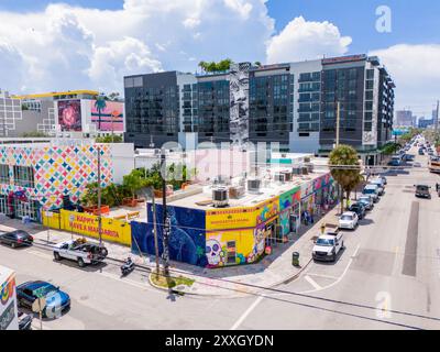 Miami, FL, USA - 22. August 2024: Luftdrohnenfoto Miami Wynwood 2024. Geschäfte mit Wandmalereien und Graffiti Stockfoto