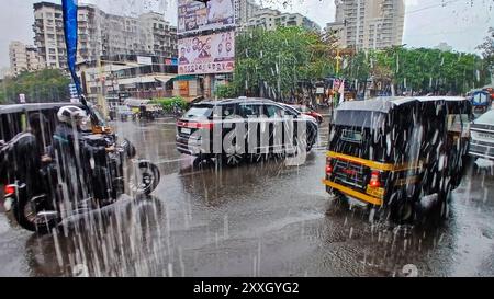 Mumbai, Indien. August 2024. MUMBAI, INDIEN - 24. AUGUST 2024: Menschen stecken während des Monsunregens in der Gegend von Byculla in Thane fest. (Foto: Praful Gangurde/Hindustan Times/SIPA USA) Credit: SIPA USA/Alamy Live News Stockfoto