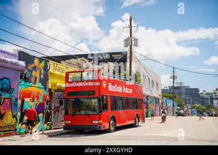 Miami, FL, USA - 22. August 2024: Touristen steigen in Wynwood Miami aus, um die atemberaubenden Graffiti-Wandbilder in der Stadt zu sehen Stockfoto