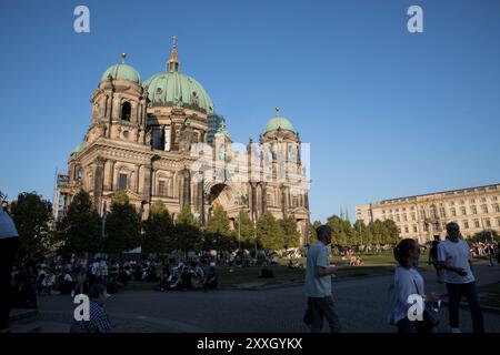 Berlin, Deutschland. August 2024. Tausende von Besuchern, darunter Touristen und Berliner, drängten am Samstagabend, den 24. August 2024, durch die Straßen Berlins und tauchten in die lebendige kulturelle Atmosphäre der „lange Nacht der Museen“ ein. Von 18:00 Uhr bis 2:00 UHR öffneten die Museen, Galerien und kulturellen Einrichtungen der Stadt ihre Türen und bieten eine einzigartige Mischung aus Kunst, Geschichte und interaktiven Erlebnissen. An der diesjährigen Veranstaltung nahmen 75 Museen in ganz Berlin Teil und fanden 750 Veranstaltungen statt. Fotos machten den berühmten Berliner Dom (BE Stockfoto