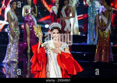 Provinz Chonburi, Thailand. August 2024. Miss International Queen Contestantin Catalina Marsano aus Peru erhält am 24. August 2024 den Miss International Queen 2024 Transgender Beauty Contest im Tiffany's Show Theatre in Pattaya, Provinz Chonburi, Thailand. (Foto von Anusak Laowilas/NurPhoto)0 Credit: NurPhoto SRL/Alamy Live News Stockfoto