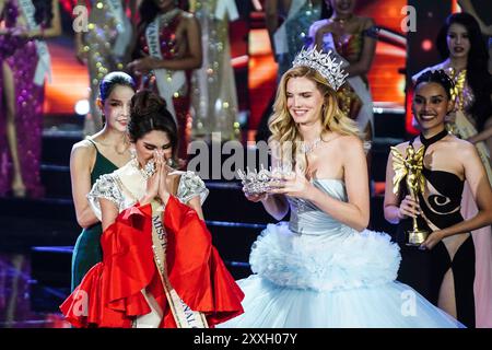 Provinz Chonburi, Thailand. August 2024. Miss International Queen Contestantin Catalina Marsano aus Peru erhält am 24. August 2024 den Miss International Queen 2024 Transgender Beauty Contest im Tiffany's Show Theatre in Pattaya, Provinz Chonburi, Thailand. (Foto von Anusak Laowilas/NurPhoto)0 Credit: NurPhoto SRL/Alamy Live News Stockfoto