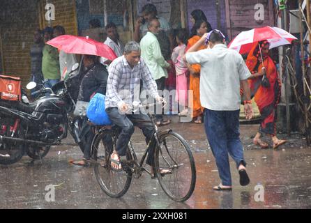 Mumbai, Indien. August 2024. MUMBAI, INDIEN - 24. AUGUST: Menschen durchqueren den starken Regen auf der Straße während des Monsunregens in der Gegend von Byculla am 24. August 2024 in Mumbai, Indien. (Foto: Bhushan Koyande/Hindustan Times/SIPA USA) Credit: SIPA USA/Alamy Live News Stockfoto