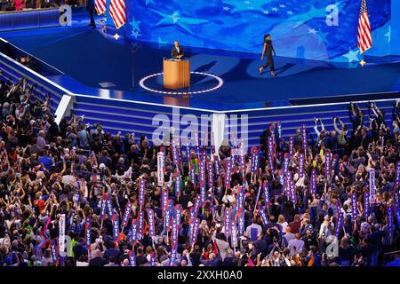 Chicago, USA. August 2024. Der ehemalige Präsident Barack Obama, links, beginnt seine Rede in der zweiten Nacht des Democratic National Convention in Chicago, Illinois, am 20. August 2024, während die ehemalige First Lady Michelle Obama, rechts, die Bühne verlässt. (Foto: Andrew Roth/SIPA USA) Credit: SIPA USA/Alamy Live News Stockfoto