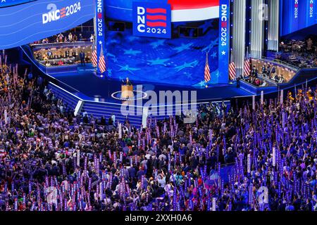 Chicago, USA. August 2024. Der ehemalige Präsident Barack Obama spricht während der zweiten Nacht des Democratic National Convention in Chicago, Illinois, am 20. August 2024. Quelle: SIPA USA/Alamy Live News Stockfoto