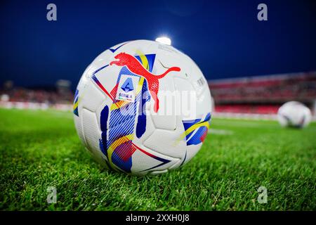 Monza, Italien. August 2024. Offizieller Ball der PUMA Serie A während des italienischen Meisterschaftsspiels der Serie A zwischen AC Monza und Genua CFC am 24. August 2024 im U-Power Stadium in Monza, Italien - Credit: Luca Rossini/E-Mage/Alamy Live News Stockfoto