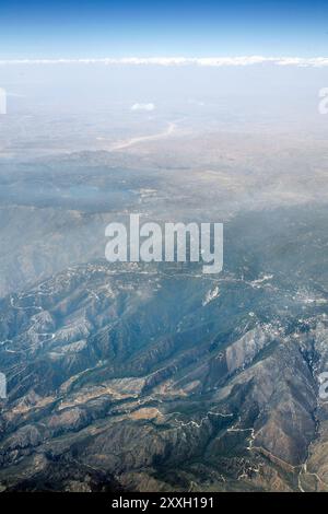 Flug von LaGuardia LGA nach Los Angeles LAX Flughafen. Smog bedeckt die Bergwerke im San Bernardino-Tal. Stockfoto