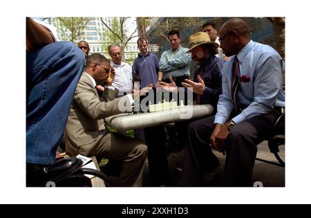 Manhattan, New York, New York, USA, 28. Februar 2002; eine Mittagspause vor dem Rathaus; Leute spielen Schach auf einem der vielen Freiluft-Schachtische. / Stockfoto