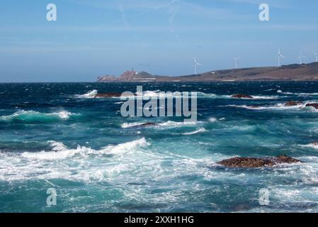 Naturkraft: Wellen des Atlantiks stürzen gegen die felsige Küste von Muxia, einem der westlichsten Orte Spaniens. Ein kleiner Hafen- und Fischerort an der Costa da Morte der Region Galicien. Die zerklüftete Küste verdiente ihren Namen für ihre lange Geschichte von Seeunfällen und versunkenen Schiffen in den gefährlichen und oft stürmischen Gewässern. Stockfoto