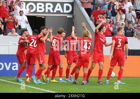 Freiburg, Deutschland. August 2024. Die Freiburger Spieler bejubeln den Treffer zum 3:1 durch Lukas Kübler (SC Freiburg) beim Spiel der 1. FBL: 24-25:1. Sptg. SC Freiburg - VfB Stuttgart DFL-VORSCHRIFTEN VERBIETEN JEDE VERWENDUNG VON FOTOGRAFIEN ALS BILDSEQUENZEN UND/ODER QUASI-VIDEONann Credit: dpa/Alamy Live News Stockfoto