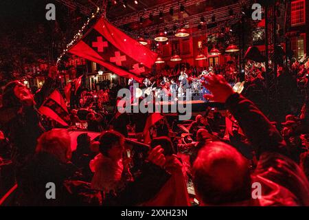 AMSTERDAM - das letzte Lied aan de Amsterdamse Grachten wird während der 42. Ausgabe des jährlichen Prinsengracht-Konzerts gesungen. Das klassische Open-Air-Konzert findet seit 1981 auf einer schwimmenden Bühne im Kanal vor dem Hotel Pulitzer statt. ANP DINGENA MOL niederlande Out - belgien Out Stockfoto