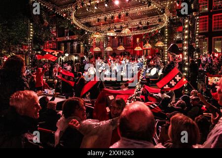 AMSTERDAM - das letzte Lied aan de Amsterdamse Grachten wird während der 42. Ausgabe des jährlichen Prinsengracht-Konzerts gesungen. Das klassische Open-Air-Konzert findet seit 1981 auf einer schwimmenden Bühne im Kanal vor dem Hotel Pulitzer statt. ANP DINGENA MOL niederlande Out - belgien Out Stockfoto