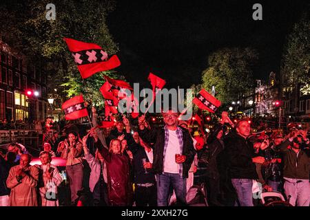 AMSTERDAM - das letzte Lied aan de Amsterdamse Grachten wird während der 42. Ausgabe des jährlichen Prinsengracht-Konzerts gesungen. Das klassische Open-Air-Konzert findet seit 1981 auf einer schwimmenden Bühne im Kanal vor dem Hotel Pulitzer statt. ANP DINGENA MOL niederlande Out - belgien Out Stockfoto