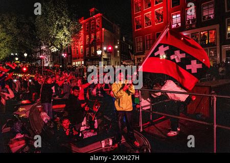 AMSTERDAM - das letzte Lied aan de Amsterdamse Grachten wird während der 42. Ausgabe des jährlichen Prinsengracht-Konzerts gesungen. Das klassische Open-Air-Konzert findet seit 1981 auf einer schwimmenden Bühne im Kanal vor dem Hotel Pulitzer statt. ANP DINGENA MOL niederlande Out - belgien Out Stockfoto