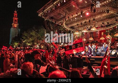 AMSTERDAM - das letzte Lied aan de Amsterdamse Grachten wird während der 42. Ausgabe des jährlichen Prinsengracht-Konzerts gesungen. Das klassische Open-Air-Konzert findet seit 1981 auf einer schwimmenden Bühne im Kanal vor dem Hotel Pulitzer statt. ANP DINGENA MOL niederlande Out - belgien Out Stockfoto