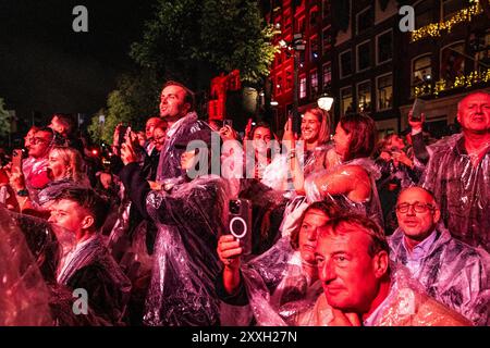 AMSTERDAM - das letzte Lied aan de Amsterdamse Grachten wird während der 42. Ausgabe des jährlichen Prinsengracht-Konzerts gesungen. Das klassische Open-Air-Konzert findet seit 1981 auf einer schwimmenden Bühne im Kanal vor dem Hotel Pulitzer statt. ANP DINGENA MOL niederlande Out - belgien Out Stockfoto