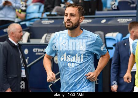 Manchester, Großbritannien. August 2024. Manchester City Mittelfeldspieler Bernardo Silva (20) startet am 24. August 2024 im Etihad Stadium, Manchester, England, Großbritannien für Aufwärmrunden vor dem Spiel Manchester City FC gegen Ipswich Town FC English Premier League. Credit: Every Second Media/Alamy Live News Stockfoto