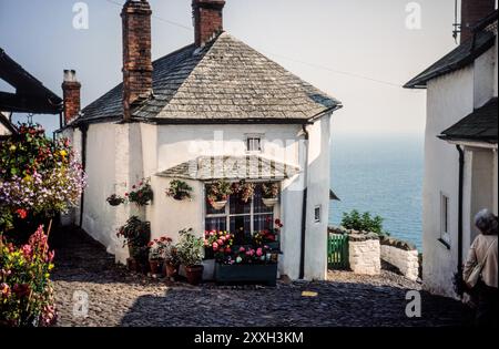 Ein malerischer Blick auf die Küste eines Dorfhauses in den 90er Jahren Stockfoto