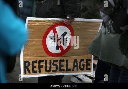 Blackburn, England, Großbritannien. August 2024. Ein Demonstrant hält während der Demonstration vor den Haupttoren der BAE Systems ein Schild mit der Aufschrift ''˜Refuselage'. Demonstranten beschuldigen BAE Systems, am Völkermord in Gaza beteiligt zu sein, indem sie Teile für die F-35-Kampfflugzeuge in ihrer Anlage in Samlesbury herstellen, die beim Luftangriff auf Gaza und den Jemen eingesetzt wurden. Seit dem 10/24 wurden über 5000 Luftangriffe auf Gaza gerichtet, bei denen Tausende von Zivilisten getötet wurden, darunter 16.500 Kinder. Quelle: ZUMA Press, Inc./Alamy Live News Stockfoto