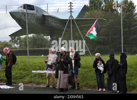 Blackburn, England, Großbritannien. August 2024. Zu Beginn der Demonstration vor den Haupttoren der BAE Systems-Anlage versammeln sich Demonstranten vor einem F-35-Flugzeug. Demonstranten beschuldigen BAE Systems, am Völkermord in Gaza beteiligt zu sein, indem sie Teile für die F-35-Kampfflugzeuge in ihrer Anlage in Samlesbury herstellen, die beim Luftangriff auf Gaza und den Jemen eingesetzt wurden. Seit dem 10/24 wurden über 5000 Luftangriffe auf Gaza gerichtet, bei denen Tausende von Zivilisten getötet wurden, darunter 16.500 Kinder. Quelle: ZUMA Press, Inc./Alamy Live News Stockfoto