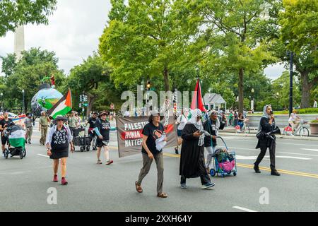 Washington DC, USA - 19.08.2024: Eine Gruppe von Menschen marschiert die Straße hinunter und hält ein Banner, das besagt, dass Palästina kein Terrorstaat ist Stockfoto