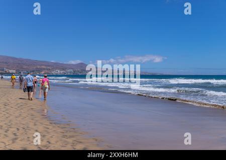 Gran Canaria, Spanien - 20. März 2024: Besucher besuchen den Strand Playa Ingles in Maspalomas, Gran Canaria. Spanien Stockfoto