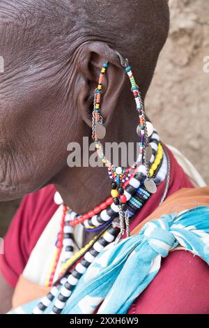 Juni 2016. Afrika, Kenia, Masai Mara National Reserve, Mara Ashnil Region. Masai-Stammesschmuck und -Ornamente. 4. August 2016 Stockfoto