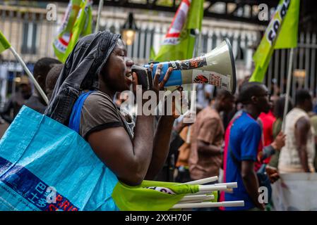 Paris, Frankreich. August 2024. Demonstration zum Gedenken an die Räumung von Migranten ohne Papiere aus der Kirche Saint-Bernard im Jahr 1996. Quelle: Fabienne Koch/Alamy Live News Stockfoto