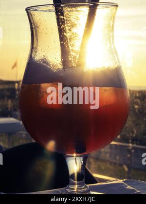 Apple smash cocktail mit Melone Sirup, Nahaufnahme Schuss auf eine Strandbar am Baltischen Meer Stockfoto