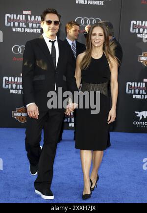 Robert Downey Jr. und Susan Downey bei der Weltpremiere von „Captain America: Civil war“, die am 12. April 2016 im Dolby Theater in Hollywood, USA, stattfand Stockfoto