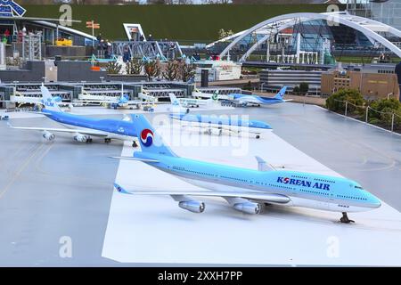 Haag, Niederlande, 8. April 2016: Madurodam, Holland Miniaturpark und Touristenattraktion mit Flughafen- und Flugzeugkopie Stockfoto