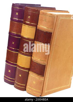 Drei Hardcover Leder gebundene Bücher auf weißem Hintergrund Stockfoto