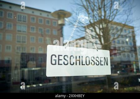 Ein Schild mit der Aufschrift geschlossen am Schaufenster eines Ladens Stockfoto