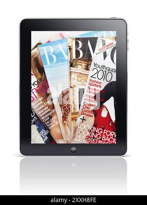 Apple iPad Tablet mit Covern aus Modemagazinen auf dem Bildschirm isoliert mit Beschneidungspfad auf weißem Hintergrund. Hochwertige Fotos Stockfoto