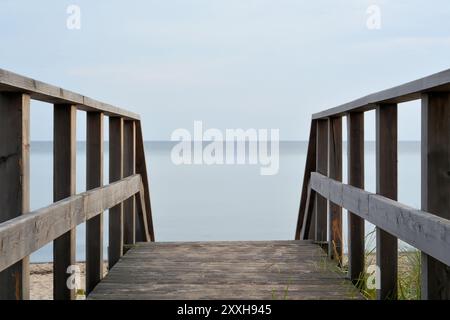 Holztreppe zum Ostseestrand in Kühlungsborn Stockfoto