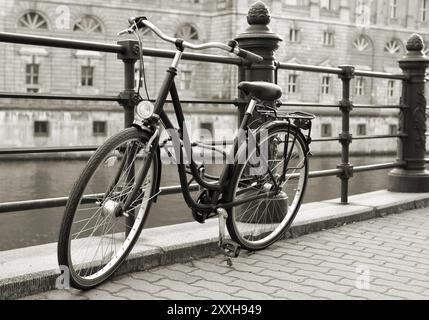 Fahrrad am Ufer der Spree im Zentrum Berlins Stockfoto