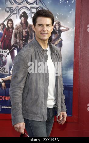 HOLLYWOOD, KALIFORNIEN, 08. JUNI 2012: Tom Cruise bei der Premiere von „Rock of Ages“ in Los Angeles im Grauman's Chinese Theatre in Hollywood, USA Stockfoto