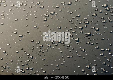 Wassertröpfchen auf dem Lack eines Autos Stockfoto