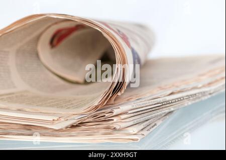 Ein Haufen vergilbter Tageszeitungen Stockfoto