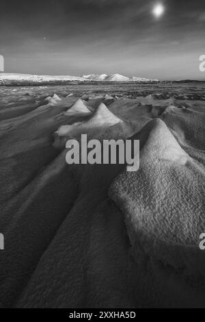 Mond über dem gefrorenen See Tornetraesk, Abisko, Norrbotten, Lappland, Schweden, Dezember 2012, Europa Stockfoto