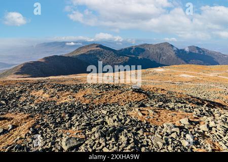 Mount Washington Cog Railroad auf dem Gipfel des Mount Washington im Weißen Berg im Herbst, New Hampshire, USA. Stockfoto