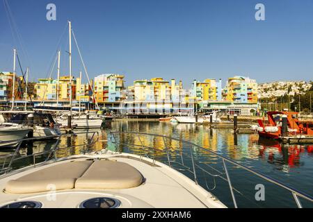 Blick auf wunderschöne farbenfrohe Häuser von der Yacht in Marina, Albufeira, Algarve, Portugal, Europa Stockfoto