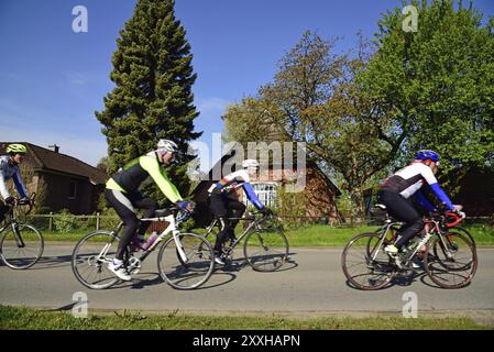 Europa, Deutschland, Metropolregion Hamburg, Stadtteil Stade, Radfahrer, Gruppe vor dem alten Bauernhaus, Hamburg, Hamburg, Bundesrepublik Deutschland Stockfoto