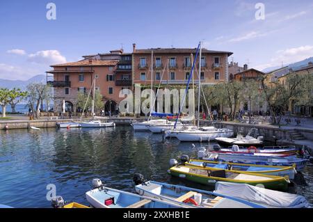 Torri del Benaco Hafen, Torri del Benaco Hafen am Gardasee in Italien Stockfoto