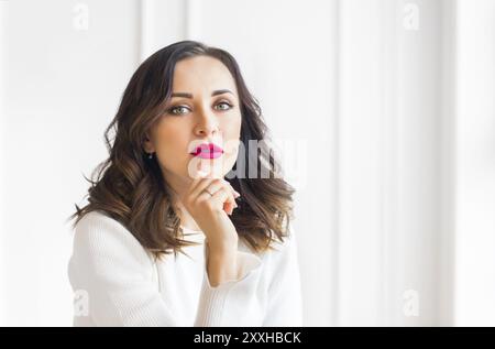 Stilvolle Junge weibliche Portrait auf weißer Wand Hintergrund Stockfoto