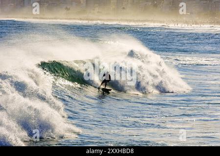 Surfer und Welle mit Wasserspray am Ipanema Beach in Rio De Janeiro Stockfoto